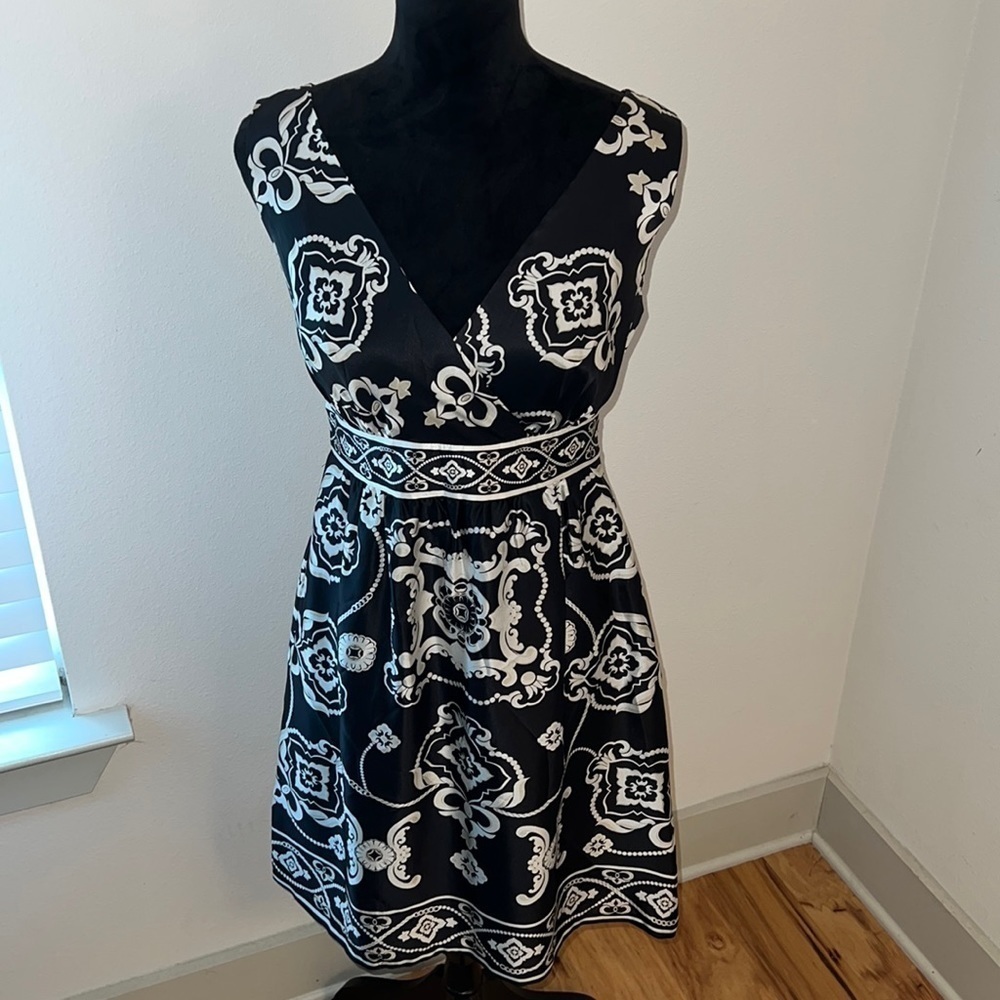 White House Black Market black white print 100% silk‎ sleeveless dress Sz 4